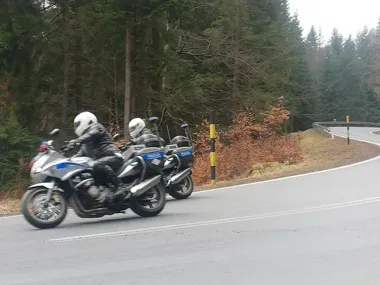 Sezon motocyklowy trwa. Policja ostrzega przed błędami na drogach Jeleniej Góry