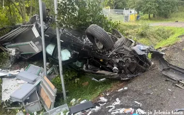Zderzenie na DK30 w Jeleniej Górze. Samochód wypadł z drogi i dachował