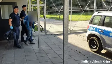 Kostka brukowa, wybite szyby i 19 zarzutów w centrum Jeleniej Góry