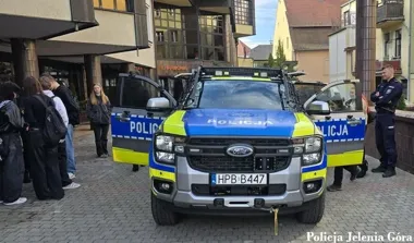Broń, radiowóz i służba od kuchni. Młodzi poznali policję w Jeleniej Górze
