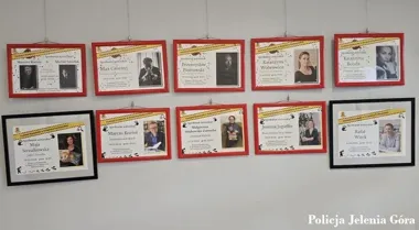 Broń i specjalistyczny sprzęt pokazano młodzieży w Książnicy Karkonoskiej