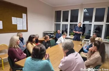 Policjant o zagrożeniu terrorystycznym i dezinformacji w Piechowicach