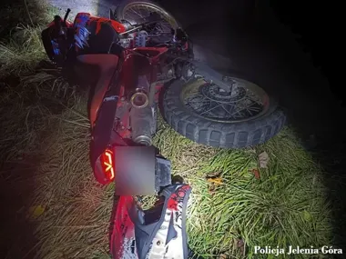 Motocyklista uciekał przed policją. Miał 10-letni zakaz i cudzą tablicę