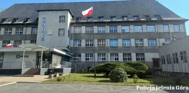 W Komendzie Policji w Jeleniej Górze zawisły flagi - nie bez powodu
