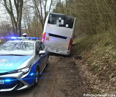 Autokar z 37 dziećmi osunął się do rowu - służby ruszyły natychmiast