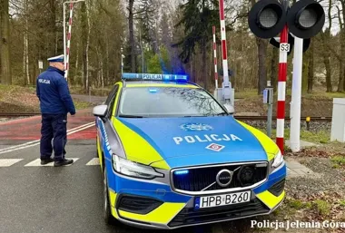 Na przejazdach kolejowych policja złapała 35 kierowców na jednym błędzie