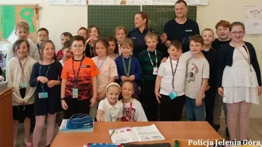 Jeleniogórscy policjanci weszli do klas II i postawili na bezpieczeństwo dzieci
