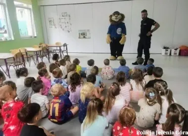 Komisarz Lew w przedszkolu - policjanci z Janowic Wielkich przypomnieli zasady wakacji