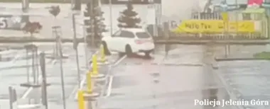 Drift na parkingu skończył się drogo, a znak drogowy trafił do bagażnika