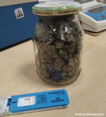 Nerwowy kierowca z Łomnicy wpadł z marihuaną na 200 porcji