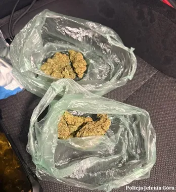 Nerwowy manewr na Jana Pawła II - policjanci znaleźli narkotyki w aucie