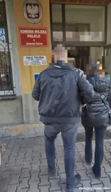 Odurzyły go drinkiem w apartamencie - wypłaciły z konta niemal 5 tys. zł