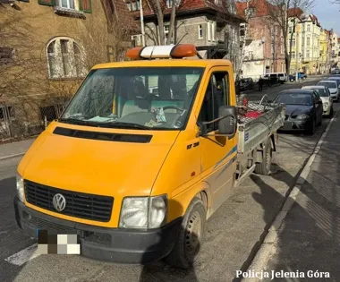 Bez prawa jazdy i z wyciekami - policja zdjęła Volkswagena z drogi