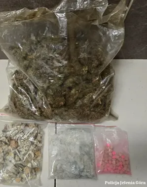 Palił skręta przed blokiem, a policja znalazła narkotyki za 3600 dawek