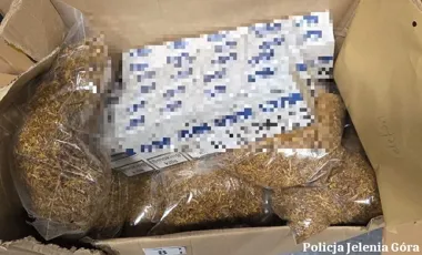 Dodał gaz przed radiowozem - w bagażniku miał tysiące papierosów bez akcyzy