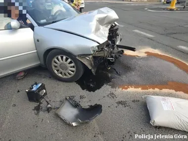 Jeden dzień, dwóch kierowców po alkoholu i czołowe zderzenie w Jeleniej Górze