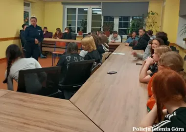 Hejt i cyberprzemoc pod lupą policji w Jeleniej Górze - młodzież usłyszała ostrzeżenie