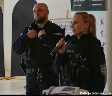 Dzielnicowi z Jeleniej Góry przekonali maturzystów - pensja od 5400 zł na start