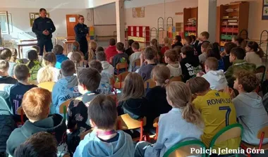 Uczniowie "jedenastki" usłyszeli, co naprawdę grozi w sieci - policja przypomniała zasady