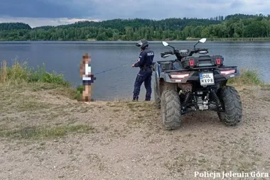 Policjant sprawdził „Żwirownię” pod Kowarami. Kąpiel może skończyć się tragedią