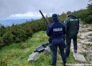 Porzucona torba na karkonoskim szlaku uruchomiła alarm służb