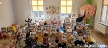 Przedszkolaki z Jeleniej Góry przeszły policyjny test - dyplomy i lekcja bezpieczeństwa