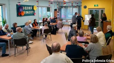 Spotkanie z programem Senior na 6+ - policjantka uczyła seniorów zabezpieczeń
