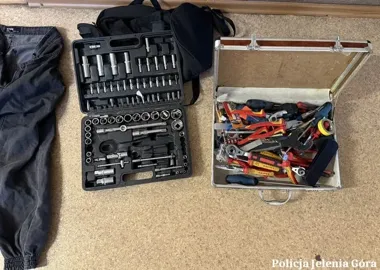 Nocne włamania do aut przerwała policja - recydywiści wpadli w Jeleniej Górze