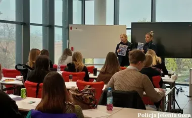 Na lekcji w Jeleniej Górze policjantki odsłoniły kulisy rekrutacji