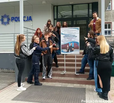 Studenci weszli do komendy w Jeleniej Górze i zobaczyli policję od środka