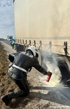 Policjanci ugasili płonące koło ciężarówki - naczepa uratowana w Jeleniej Górze
