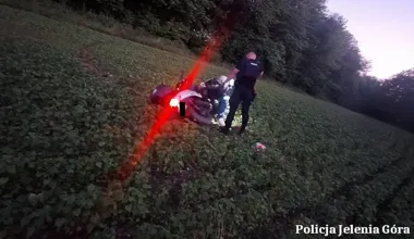 Ucieczka na skuterze zakończyła się w lesie. 45-latek miał zakaz i amfetaminę