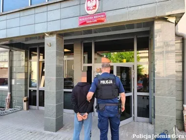 Alkohol z dyskontu i szarpanina. 35-latek zatrzymany po kilku minutach