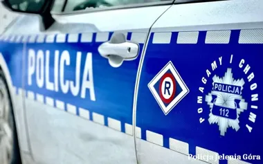Mokry asfalt i kałuże zaskoczyły kierowców - policja apeluje o ostrożność