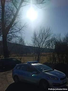 Poranne słońce na drogach Jeleniej Góry potrafi oślepić kierowcę