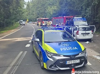 Dacia wypadła z trasy na Zakręcie Śmierci - dwie osoby trafiły do szpitala