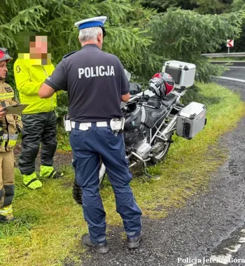 Motocyklista stracił panowanie w Jakuszycach. Pasażerka trafiła do szpitala