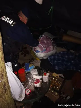 Nocne patrole w Jeleniej Górze - policja i służby wyłapały zagrożonych wychłodzeniem