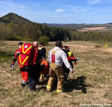 Nagły podmuch zwalił paralotniarza z trasy - akcja GOPR i LPR w Jeżowie Sudeckim