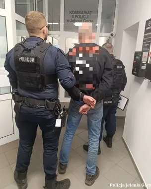 Z wiatrówką przed drzwiami - 48-latek groził sąsiadom pozbawieniem życia