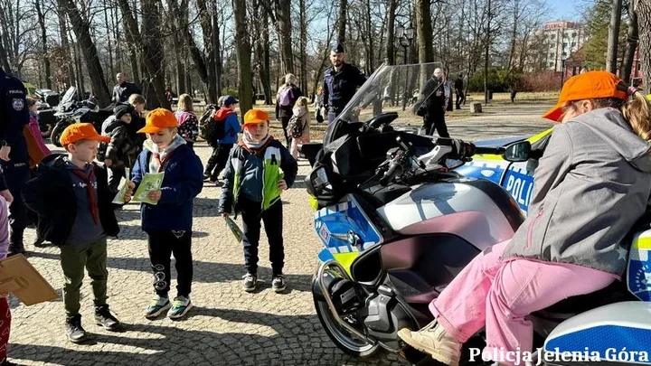 800 zuchów w Parku Zdrojowym - policja uczyła dzieci zasad, sprzęt zrobił furorę