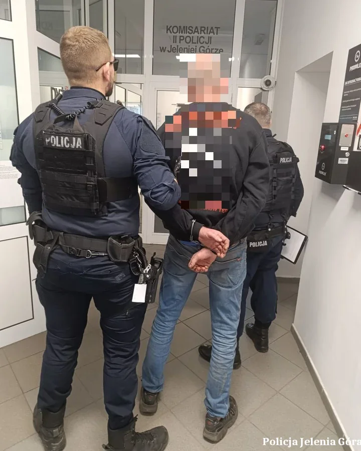 Z wiatrówką przed drzwiami - 48-latek groził sąsiadom pozbawieniem życia