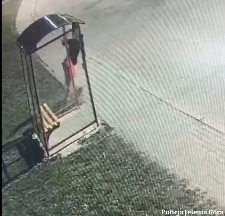 22-latek rozbił szybę w przystanku i został zatrzymany po chwili